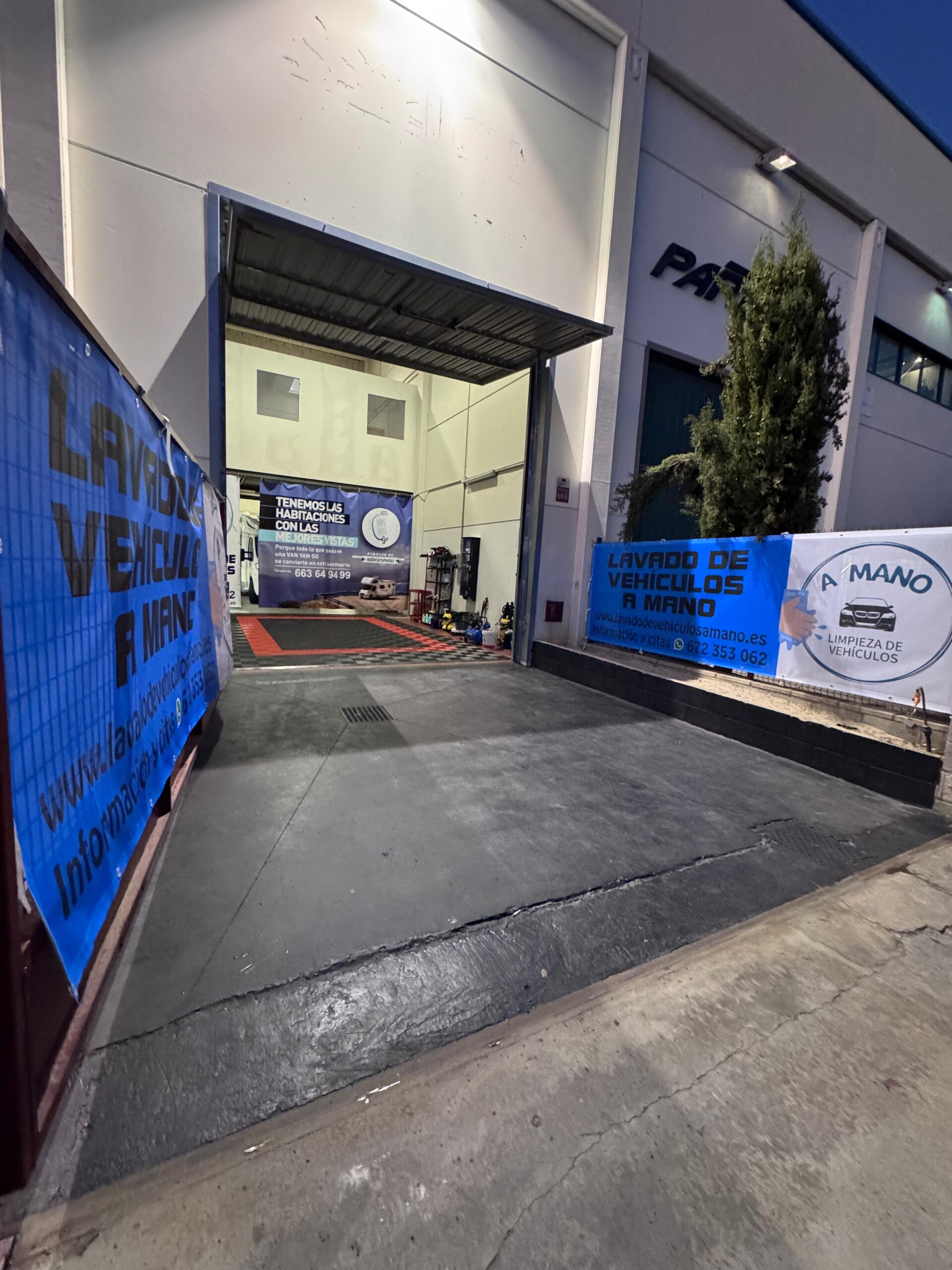 lavado a mano de furgonetas de trabajo