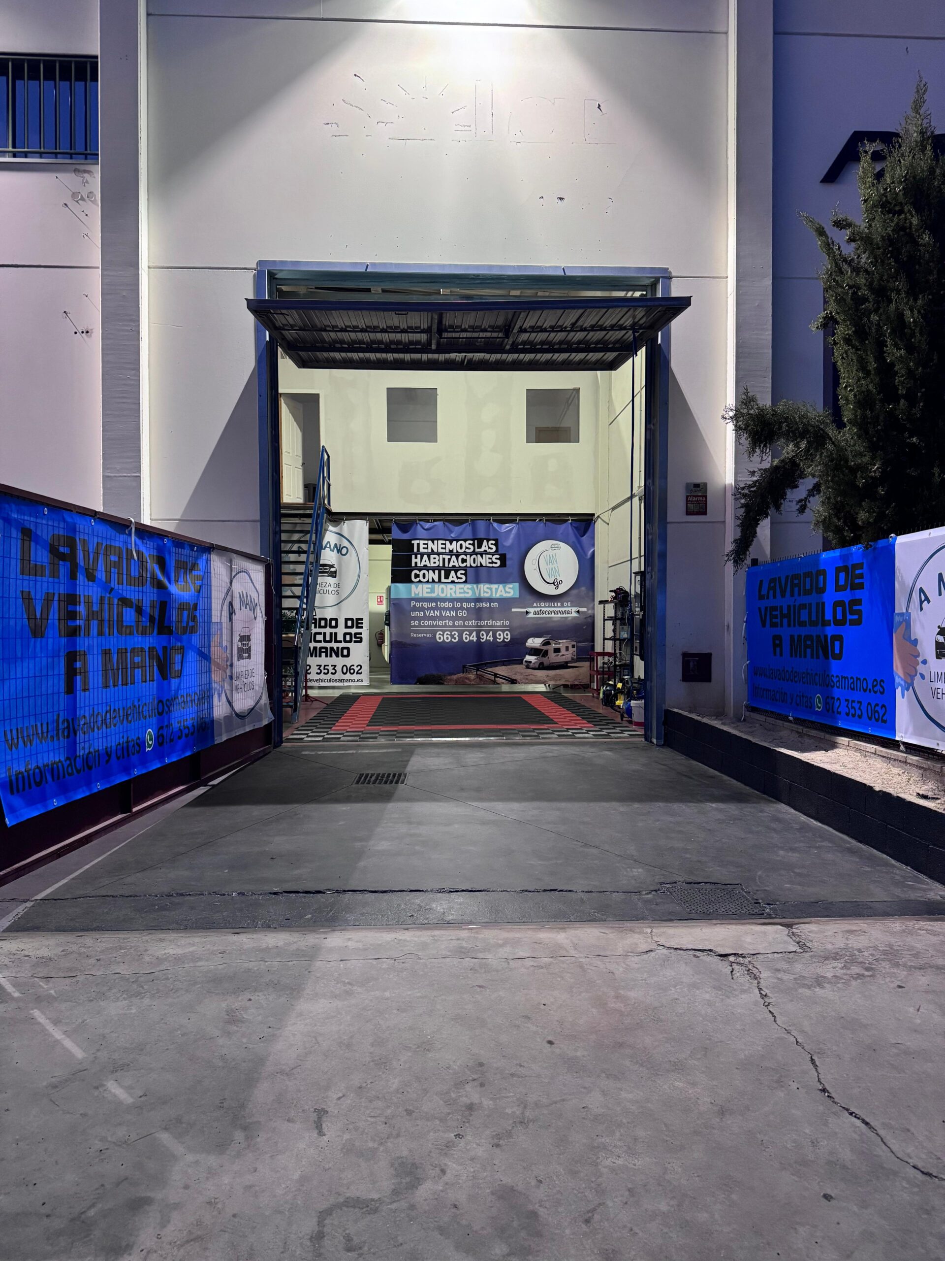 lavado a mano de furgonetas de trabajo